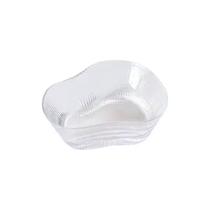 Glas skål med organisk form og lodrette ribber. Klar og gennemsigtig med let skrånende sider.